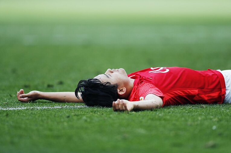 試合終了後、天を見上げる久保建英。悪い流れを断ち切るようなプレーを日本代表で見せられるか ／ photograph by Daisuke Nakashima