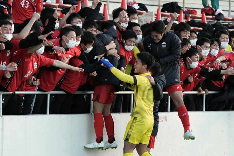 選手権準々決勝で勝利し、喜ぶ東山イレブン　©Getty Images