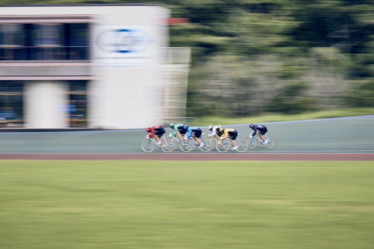 神山所長らが見守る中で練習する養成所生たち　©︎Kiichi Matsumoto