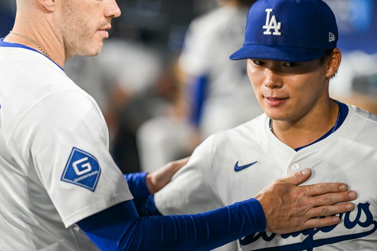 【“テレビに映らない”由伸写真】フリーマンが胸をナデナデ　©Nanae Suzuki