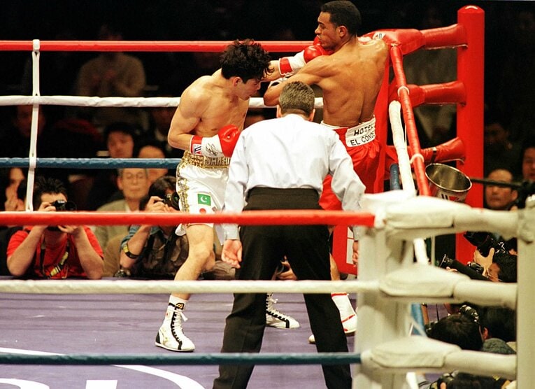 ヒルベルト・セラノに得意の左フックをヒットさせる坂本博之　©Koh Tanaka