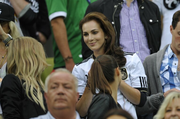 EUROにいた美しい女性サポーターの応援姿（50枚超）　©Sports Graphic Number