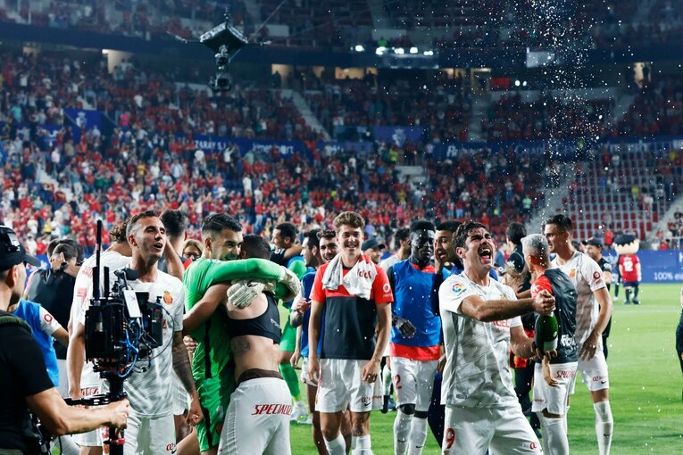 久保建英がGK姿？奇跡の残留に歓喜、“ズボンを抜いだお宝写真”も… 「苦しんだタケのリーガ3年目」をカメラマン視点で振り返る(44)