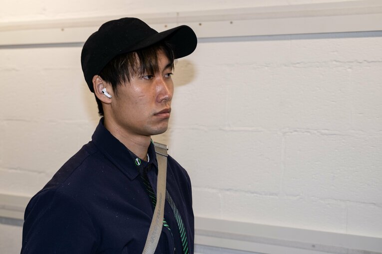 【じつはオチャメ＋オシャレな鎌田フォト】欧州ネーションズリーグの試合会場入りした際の鎌田　©Getty Images