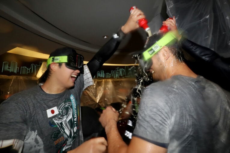 ビールかけで喜ぶ大谷とダルビッシュ　©Getty Images