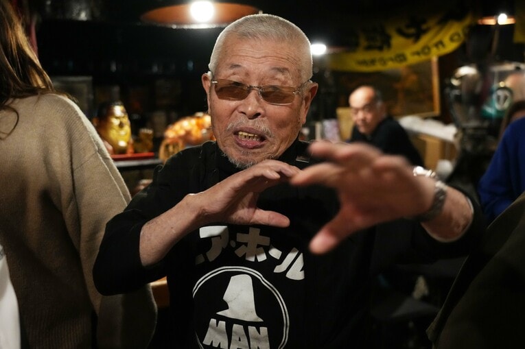 アントニオ猪木のようなポーズをする村田善則マスター　©Essei Hara