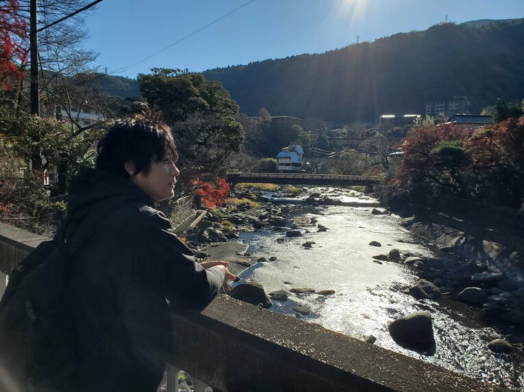 早川のせせらぎを聞く　©Number Web