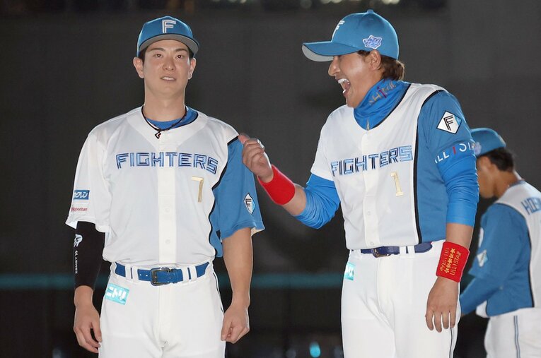 ホーム最終戦セレモニーで笑顔をみせる新庄剛志監督と選手会長の松本剛 ／ photograph by SANKEI SHIMUBUN