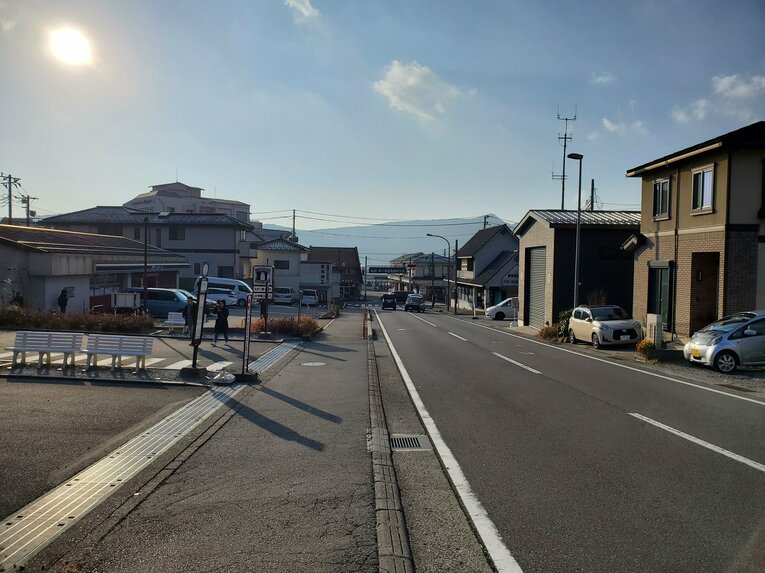 正面に芦ノ湖を見る下り坂　©Number Web