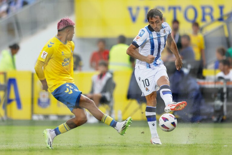 3戦連続MVP久保建英が「ユニ引っ張られても突破」気になる右足テーピングとシルバ引退の影響…“タケの配信に映らない表情”を撮った(15)