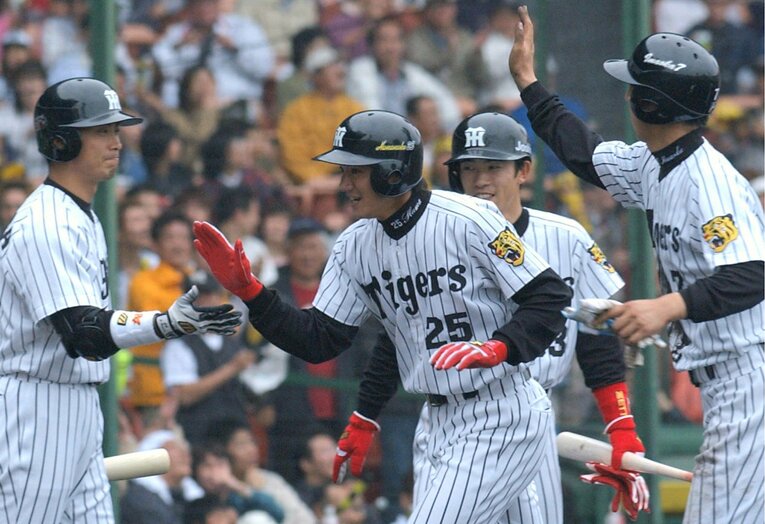 逆転ホームランを放ち、笑顔でホームに戻る現役時代の濱中（2003年）©KYODO