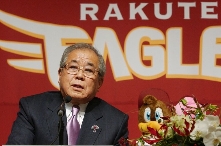 2005年12月、楽天イーグルスで就任会見をする野村克也監督 ／ photograph by JIJI PRESS