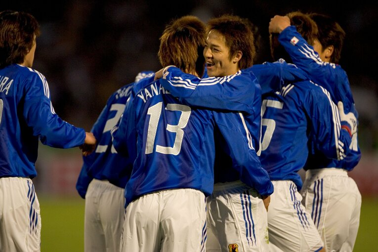 柳沢敦をハグする小野　©Naoya Sanuki