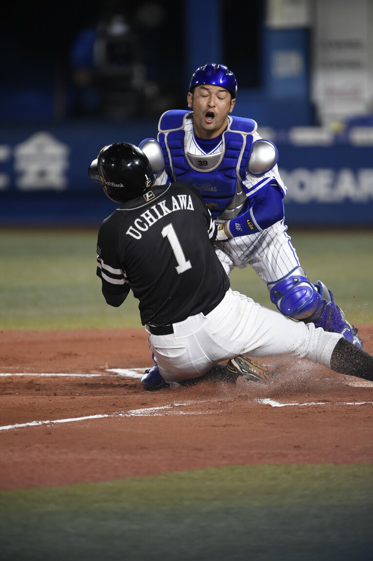 DeNA時代の嶺井　©BUNGEISHUNJU