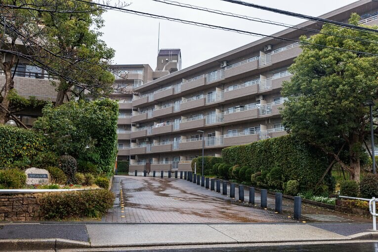 坂道を登り切ると…大きなマンションが建っていた。この辺が「山本球場」の外野フェンスのあたりだろうか