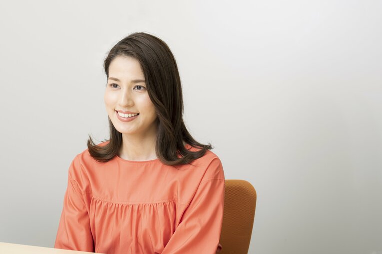 フジテレビアナウンサーの永島優美さん。『めざましテレビ』の7代目メーンキャスターを6年半務めて、昨年卒業。現在は『めざまし8』初代メーンキャスターをはじめ、アスリートの素顔に迫るトーク番組『ジャンクSPORTS』を担当している（写真をクリックすると、撮りおろし特別写真がすべてご覧いただけます）。父は元サッカー日本代表の永島昭浩　©Miki Fukano