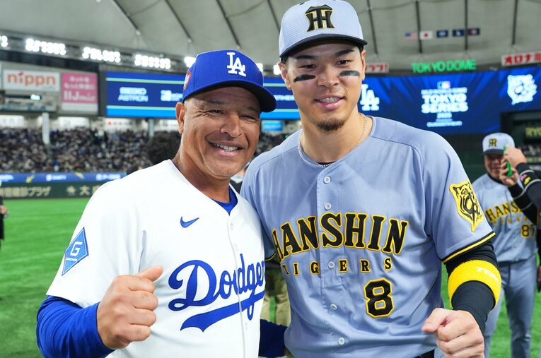 3月16日、ドジャース戦でホームランを放った阪神・佐藤輝明とロバーツ監督。試合後の2ショット ／ photograph by Getty Images