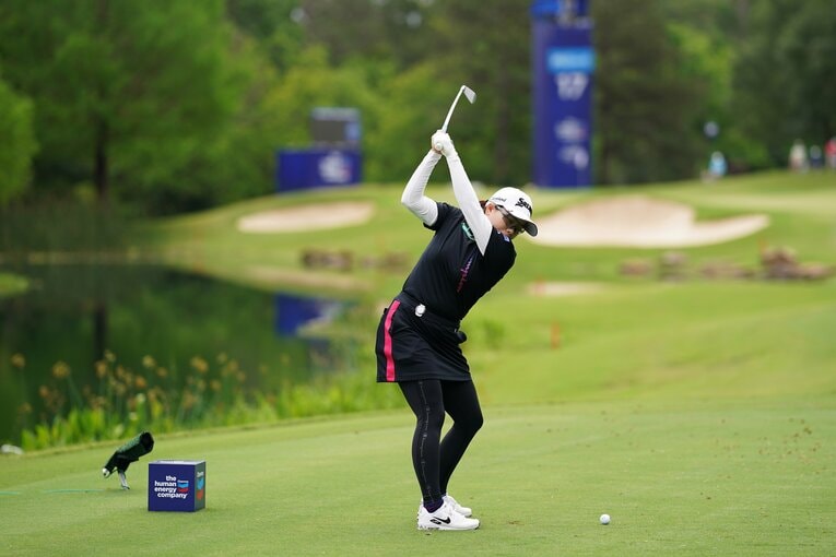 2日目17番でショットを放つ勝みなみ。今回のコースは左側にウォーターハザードが多く、ドローヒッターの勝としては「逆側にあってほしかった」と本音も　©︎Shizuka Minami