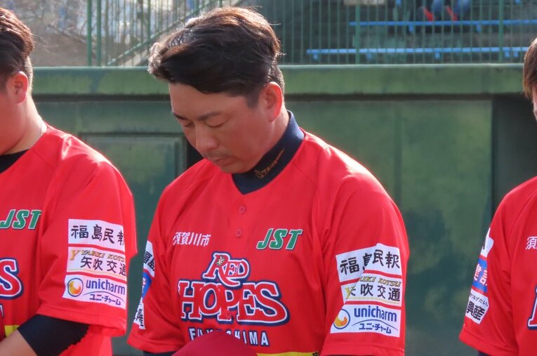 3月11日、黙とうを捧げる福島レッドホープスの館山投手チーフコーチ ／ photograph by FUKUSHIMA RED HOPES
