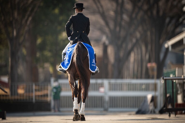 乗馬センターを出発するサクセスブロッケンと葛原