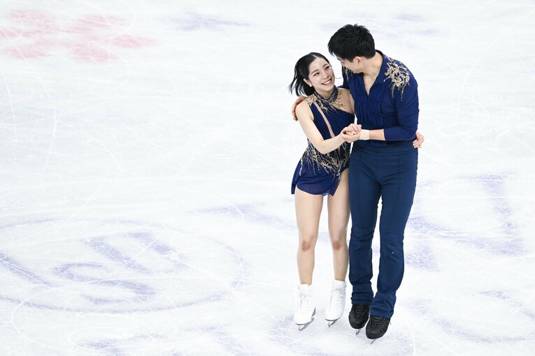 肩を抱き合いながらリンクサイドへと向かう2人　©Asami Enomoto