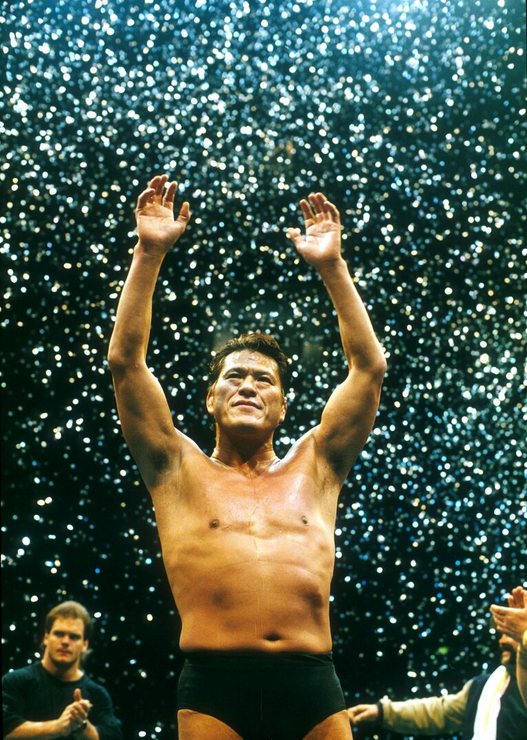 2日間の興行を終え、金色の紙吹雪が舞う。この時の猪木に去来した思いとは何だったのか　©Essei Hara