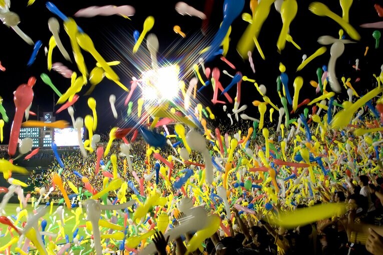 優勝した2005年の阪神ファン　©︎BUNGEI SHUNJU