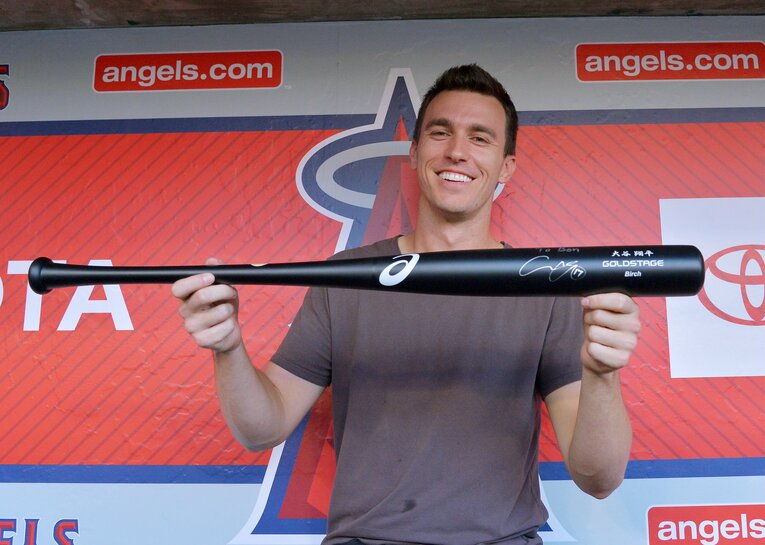 大谷翔平からバットを贈られ、ニッコリの野球アナリスト、ベン・バーランダー　©Getty Images