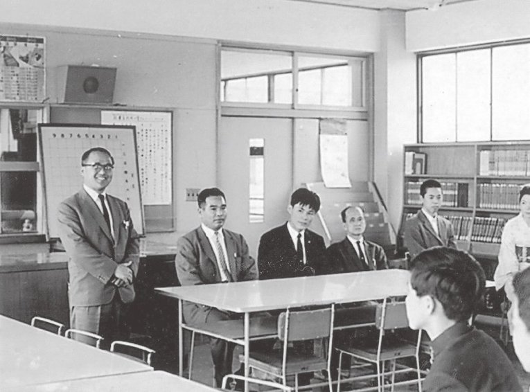 米長が棋士になっていた1966（昭和41）年に、母校の十条中学校の将棋部を訪れた光景。左から2人目が佐瀬（当時47歳）、3人目が米長（同23歳）、5人目が田丸（同16歳）©Noboru Tamaru