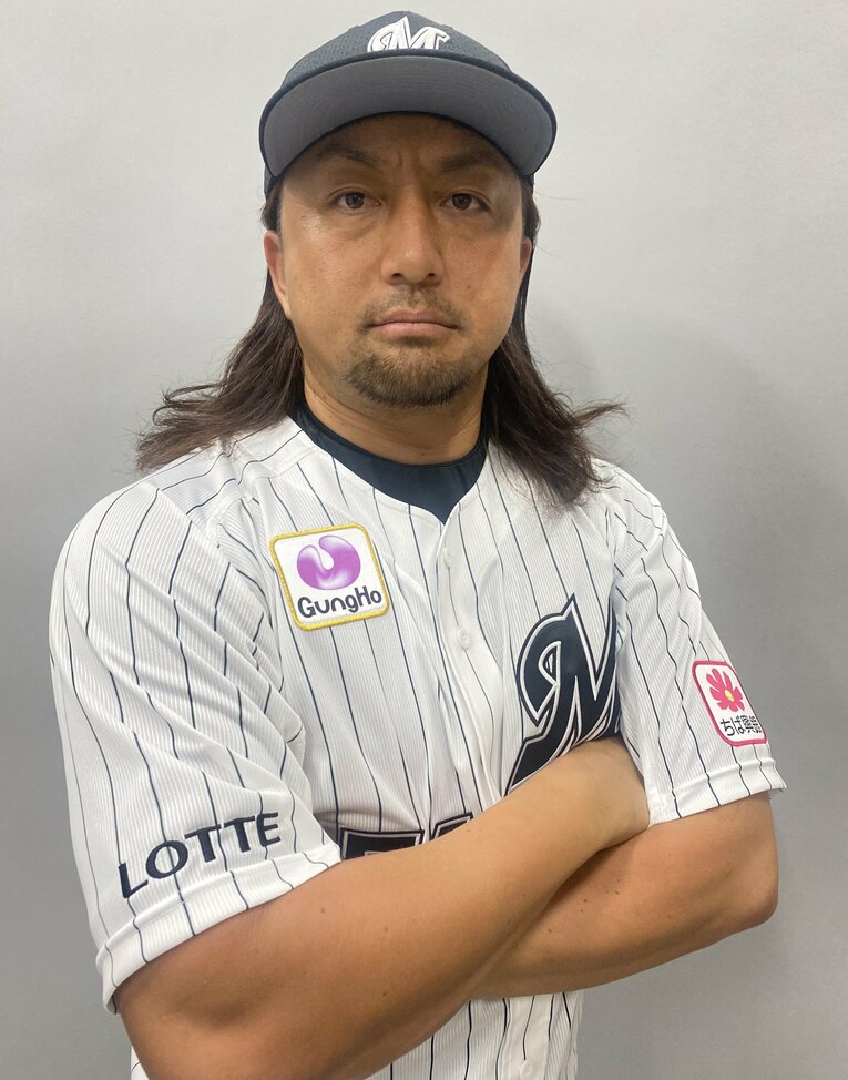 キャンプ合流日に撮影したユニフォーム姿。MLB時代から伸ばす長髪は引き続きキープする予定とのこと。「ロン毛の選手を増やしたい」（澤村）　©︎Chiba Lotte Marines