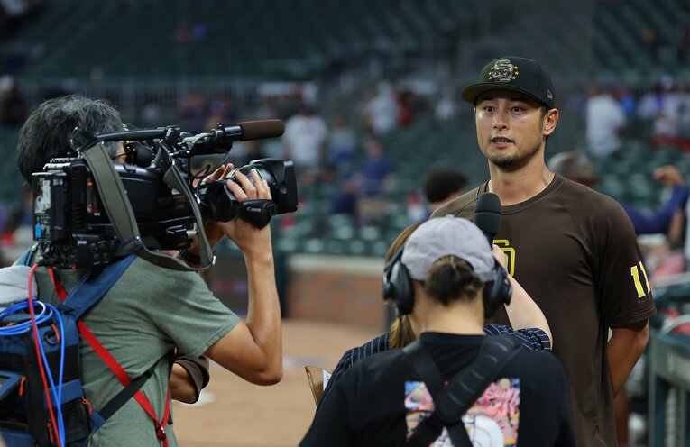 ブレーブス戦後、フラッシュインタビューに応じるダルビッシュ　©Getty Images