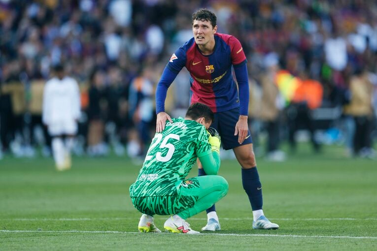 「日本代表戦で解任された監督」がバルサ再建…才能覚醒ヤマル17歳に引退撤回ベテランGKの涙「失点が多くて危うい」のにマドリー撃破2冠のナゼ(19)