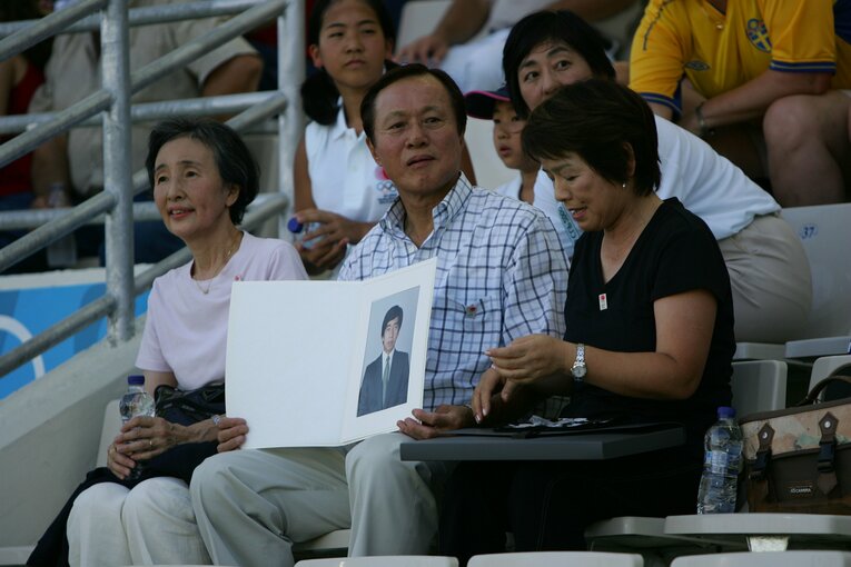 高円宮憲仁新王の遺影を手にアテネ五輪女子サッカーを感染する釜本邦茂　©︎JMPA