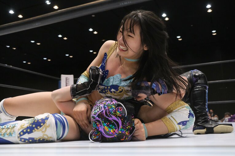 デビュー2戦目ではスターライト・キッドと対戦。渾身の抑え込みで3カウントを狙う　©Norihiro Hashimoto