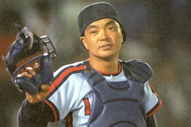 かつてロッテでプレーし、村田兆治を「ノーサイン」で捕球していたことで知られる袴田英利 ／ photograph by KYODO