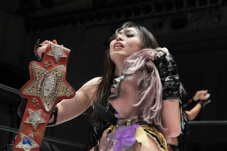 中野たむの顔面をスプレーで黒く染め、赤いベルトを手に挑戦をアピールする上谷沙弥　©Essei Hara