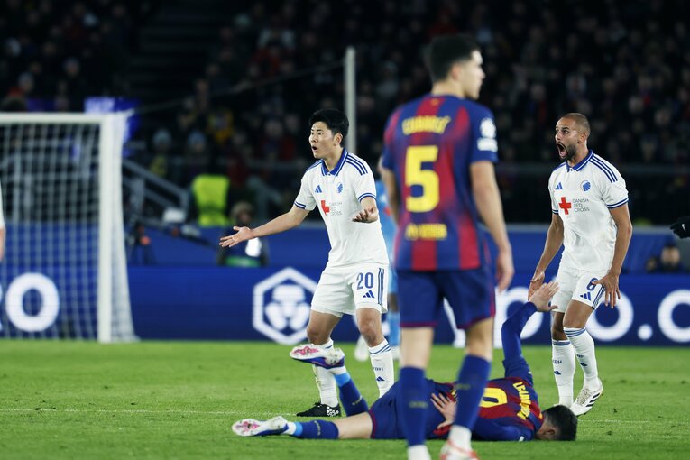 レバンドフスキへのチェックでファウルを取られて、この表情（写真は右へ続きます）©Daisuke Nakashima