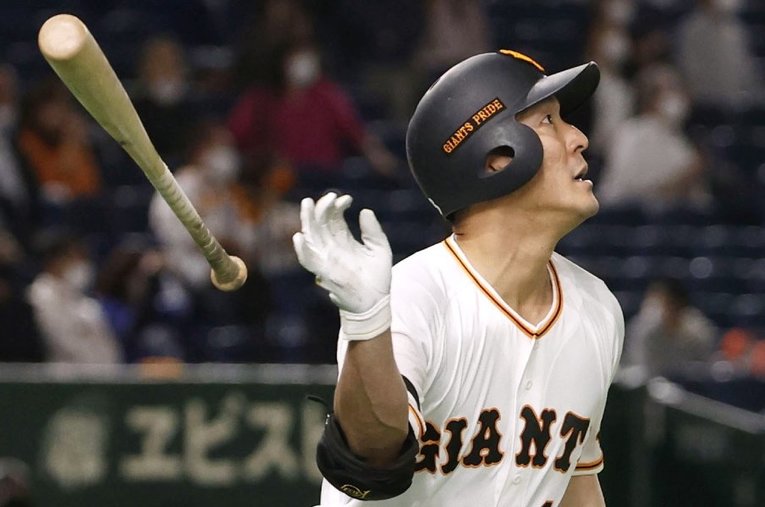 14日中日戦の3回、2ランホームランを放った巨人の3番・梶谷 ／ photograph by KYODO