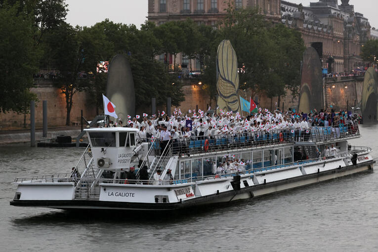 日本選手団の乗った船　©JMPA/PK/AFLO