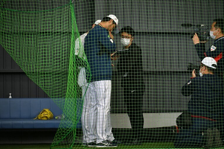 佐々木朗希と参考資料を見るダルビッシュ　©Hideki Sugiyama