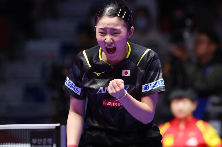 中国との決勝、最終5戦目に登場し五輪金メダリストに肉薄した張本美和（15歳） ／ photograph by AFLO