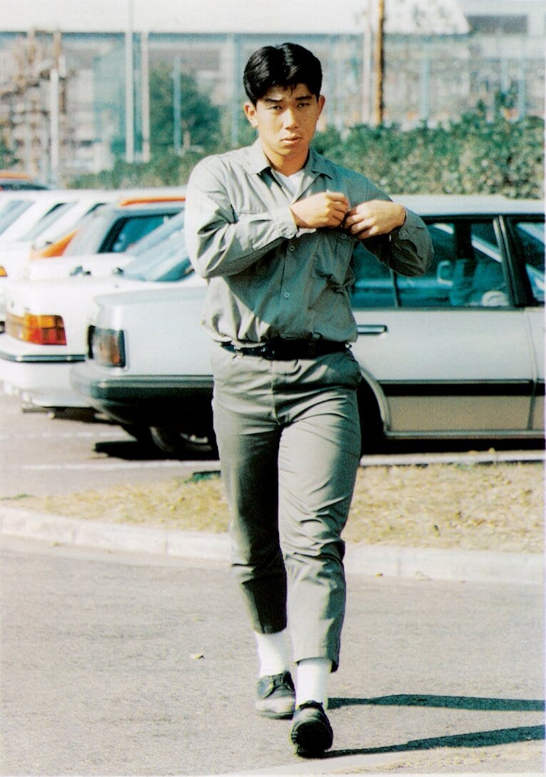 新日鉄堺野球部時代の野茂英雄。作業服姿で出勤（1989年11月撮影）　©Sankei Shimbun