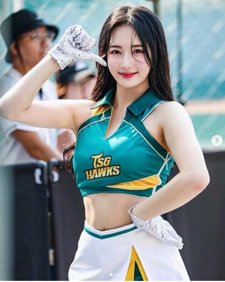 「日本でも大人気…中には韓流アイドルも！」小野寺の所属する台鋼ホークス・チアリーダーたち／公式インスタグラムより