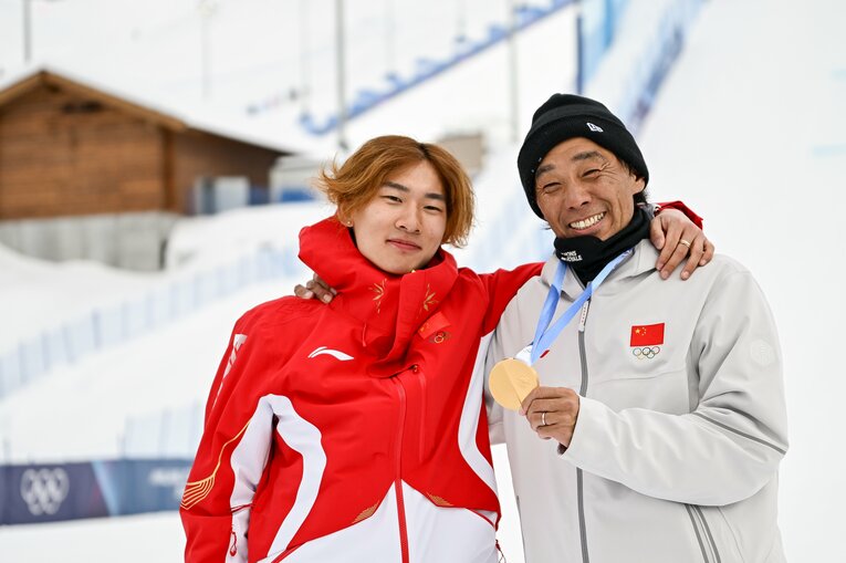 シャオミンと佐藤康弘コーチ。2大会連続の金メダルに輝くまでには様々な苦難が　©Nanae Suzuki / JMPA