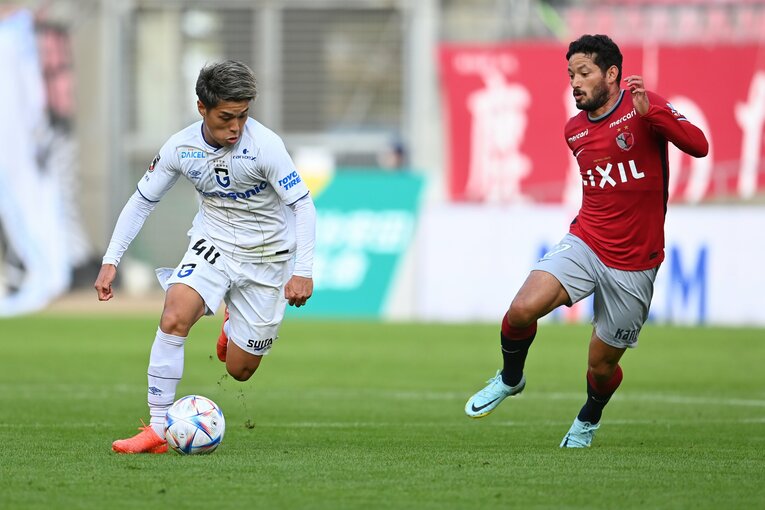右サイドをえぐる食野亮太郎