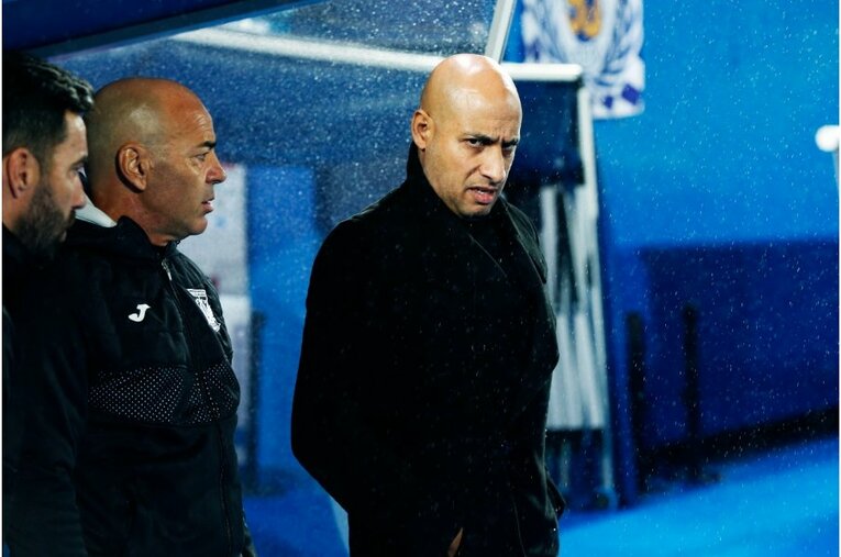 柴崎岳vs岡崎慎司が《ユニフォームを引っ張ってバチバチ》 撮影カメラマンが凍えそうな雨中で捉えた“熱いバトル”の瞬間(8)