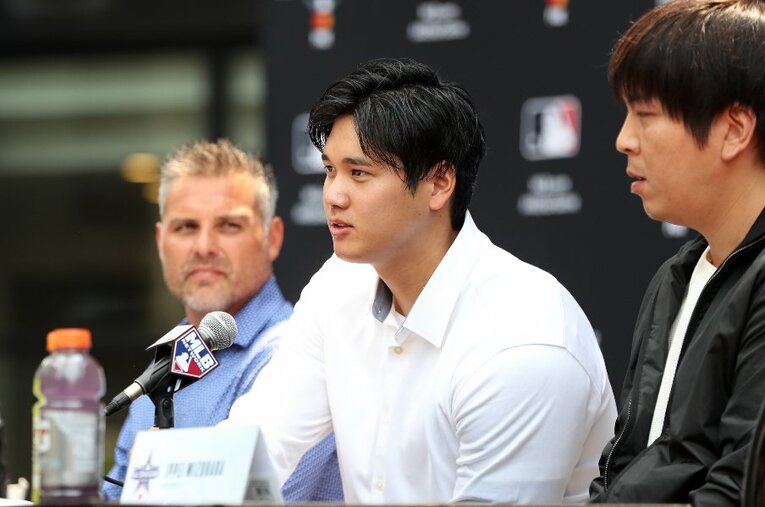 7月12日、ア・リーグのキャッシュ監督（左）とともに会見に登場した大谷。キャッシュ監督はMLB機構に頼み、大谷を2人の選手として起用することの許可を得た ／ photograph by Getty Images
