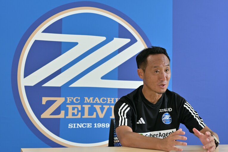 今季から町田で指揮を執った黒田剛監督。青森山田高からプロ監督へ、異例の転身となった　©Hideki Sugiyama