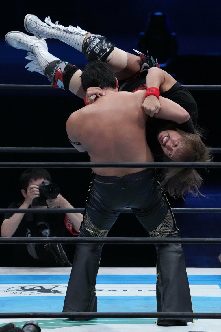 タイチにデスティーノを放つ内藤哲也　©Essei Hara