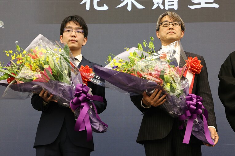 竜王戦第2局前夜祭での豊島、羽生両氏　©JIJI PRESS[代表撮影]